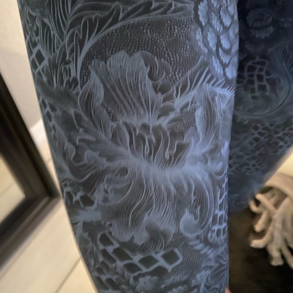 Blue & black Lululemon leggings -size 6 paisley